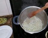 Foto del paso 4 de la receta: Patatas guisadas con chirlas y calamar