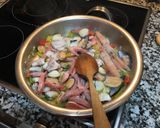 Foto del paso 2 de la receta: Fideuá de marisco con ajoaceite y salsa de tomate