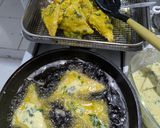 Foto langkah ke 4 dari resep Tempe Mendoan seledri Bombay dgn saus cocol nanas.