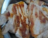 Foto del paso 2 de la receta: Costeletas de cerdo a la riojana, perejil, ajo, huevo y manzanas