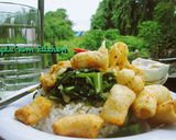 Foto langkah ke 5 dari resep Nasi Tumis Kangkung Trasi Saus Telur Asin.