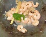 Foto langkah ke 2 dari resep Udang bumbu kuning.