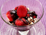 Copa de frutas con queso, nata y salsa de chocolate