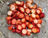 Foto del paso 1 de la receta: 🍓Frutillas con crema en vasito 🍓Especiales, con sabor a infancia 🍓