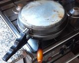 Foto del paso 1 de la receta: Tortilla de papa rallada, sesos y cebolla