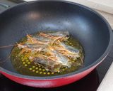 Hình bước làm 2 của món Sốt tôm oliu chấm bánh mỳ (shrimp combus)