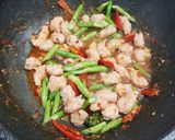 รูปขั้นตอนการทำที่ 5 ของ ผัดพริกแกงหมูเด้ง🐷👩🍳
