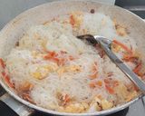 Foto langkah ke 13 dari resep Bihun Goreng Telur Wortel.
