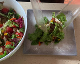 Foto del paso 8 de la receta: Alubias, ensalada, marisco en lata y jamón