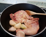 Foto del paso 4 de la receta: Pollo a la mostaza con manzana y alcachofas