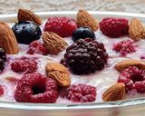 Foto del paso 3 de la receta: Avena trasnochada con frambuesas, moras y arándanos 🫐 Porridge de avena con frutos rojos