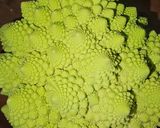 Foto del paso 1 de la receta: Guiso marinero de mix de coliflor romanesco y coliflor blanca
