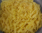 Foto del paso 4 de la receta: Pasta con gambas, gulas y nata
