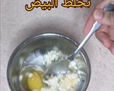 صورة لخطوة 2 من وصفة سكرامبل بيض مع جبنة البارميزان 🍳🧀