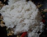 Foto langkah ke 7 dari resep Nasi goreng ayam.