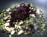 รูปขั้นตอนการทำที่ 3 ของ ข้าวไรซ์เบอร์รี่คลุกผัดกะเพราอกไก่ คลีน