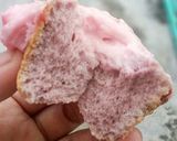 Foto langkah ke 8 dari resep Strawberry Hokkaido Chiffon Cupcake.