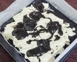 Foto langkah ke 5 dari resep Cream Cheese Marble Brownies.