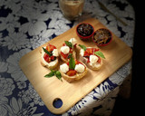 Foto del paso 5 de la receta: Tapas caprese con mermelada de chapulín y chile de agua