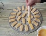 Foto langkah ke 2 dari resep Hanya 3 bahan ! kue kering kastengel keju renyah tanpa oven.