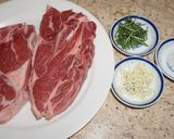 Foto del paso 1 de la receta: Chuletas de paleta de cordero al romero selladas a la sartén