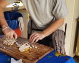 Foto del paso 2 de la receta: Canelones de pollo, choclo con panqueques de harina integral
