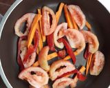 Foto del paso 2 de la receta: Sargo al horno. Guarnición: cebolla, zanahoria, tomate y morrón