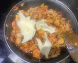 Foto del paso 2 de la receta: Tortilla de chichos, salchicha y queso