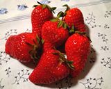 Foto del passaggio 3 della ricetta ​🍓 Girelle di sfoglia, crema di arachidi e fragole fresche 🍫