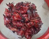 Foto langkah ke 3 dari resep 356. Sirup Bunga Rosella.
