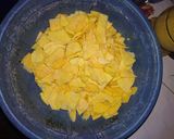 A picture of step 1 of Potatoes and sweet potatoes crisps.