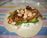 Foto del paso 7 de la receta: Tacos con pollo, palta, cebolla dorada y maní