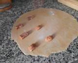 Foto del paso 12 de la receta: Raviolis caseros de pies de cerdo con gambas y bechamel de ceps
