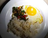 Foto langkah ke 3 dari resep Nasi Telur Ceplok dengan Scallion Oil.