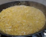 Foto del paso 3 de la receta: Hog dog encebollado con mostaza y salsa cebolla chucrog