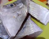 Foto langkah ke 1 dari resep Sup ikan giant trevally untuk anak.