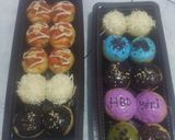 Foto langkah ke 3 dari resep Donat hias glaze.