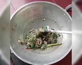 Foto langkah ke 4 dari resep Tumis Daun Singkong Jantung Pisang.