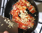 Foto del paso 5 de la receta: Bacalao y merluza con tomate ensayando para Semana Santa