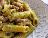 Foto del paso 5 de la receta: Macarrones de cúrcuma al pesto con bacon