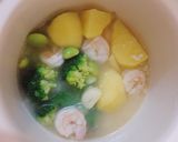 Foto langkah ke 4 dari resep MPASI Bayi 7 Bulan“Prawn Porridge with Broccoli”.