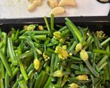 Hình bước làm 1 của món Bông hẹ xào tỏi