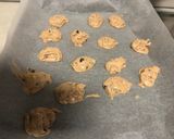 Foto del paso 5 de la receta: Galletas con virutas de chocolate y lacasitos thermomix 🍪