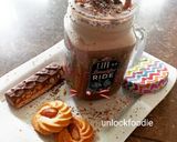A picture of step 2 of Snickers chocolate Milk shake.