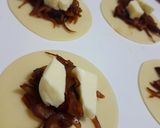 Foto del paso 2 de la receta: Empanaditas picantes de queso y cebolla