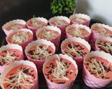 Foto langkah ke 2 dari resep Cupcake Strawberry isi Coklat (Metode All in One).