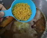 A picture of step 4 of Mac chicken oats meal soup.