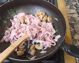 Foto del paso 7 de la receta: Quiche de Champiñones, cebolla de verdeo, panceta y jamón