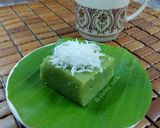 A picture of step 5 of Khanom Piak Poon (Pandan Coconut Jelly).