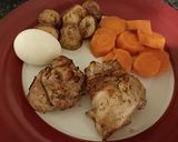 A picture of step 5 of Maple garlic chicken with crispy potatoes and steamed carrots.